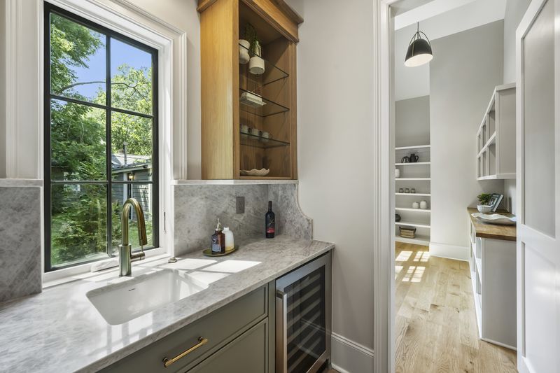 Butler's pantry with a wet bar