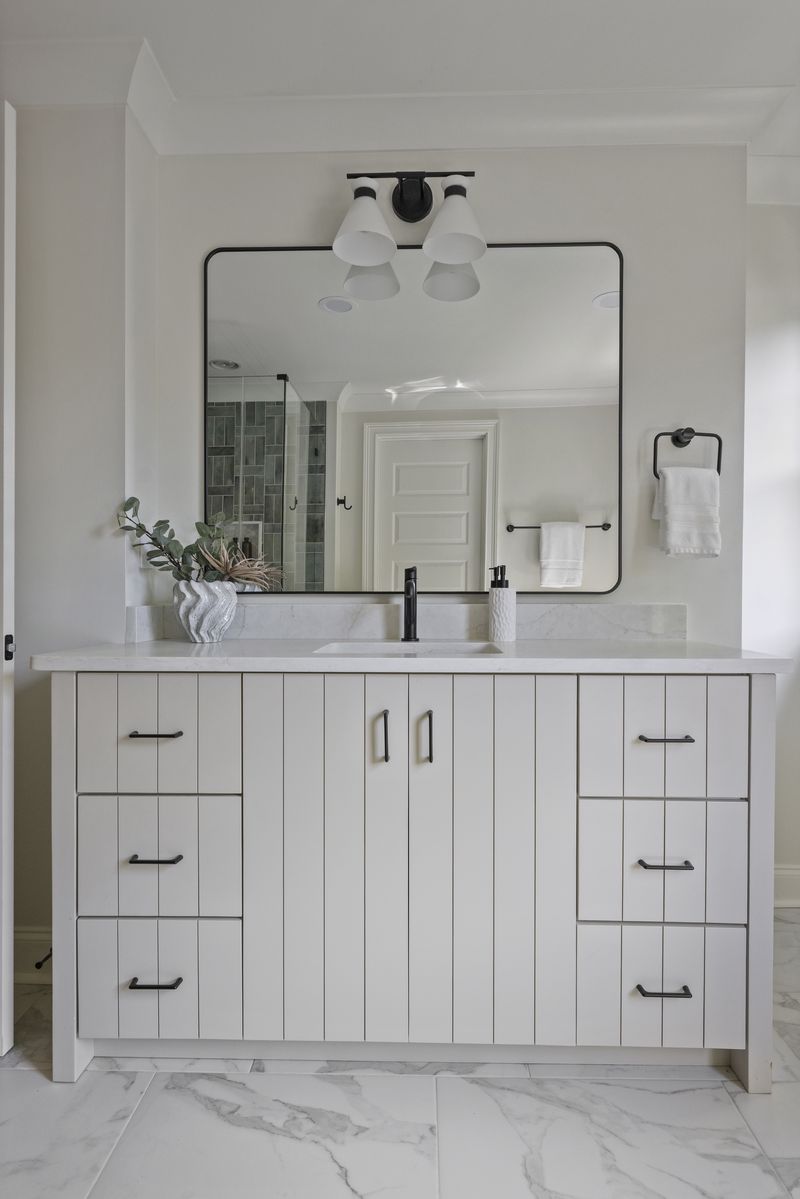 Secondary bath, full view